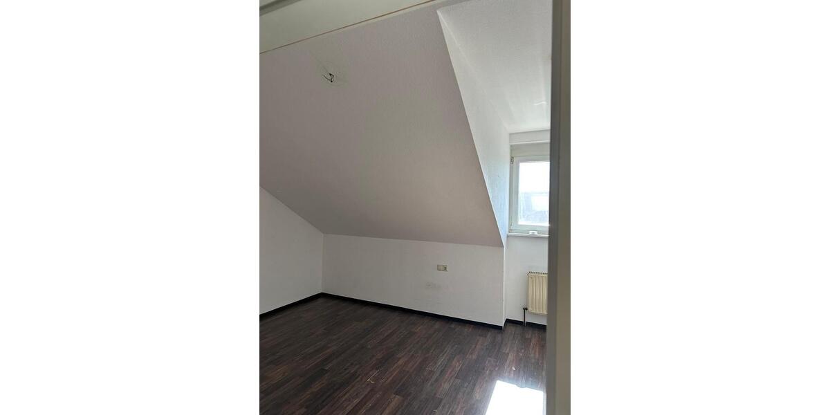 Dachgeschoßwohnung Sersheim - 3 Zimmer, 70 m&sup2;, 1.020&euro; | Angebot:27540405