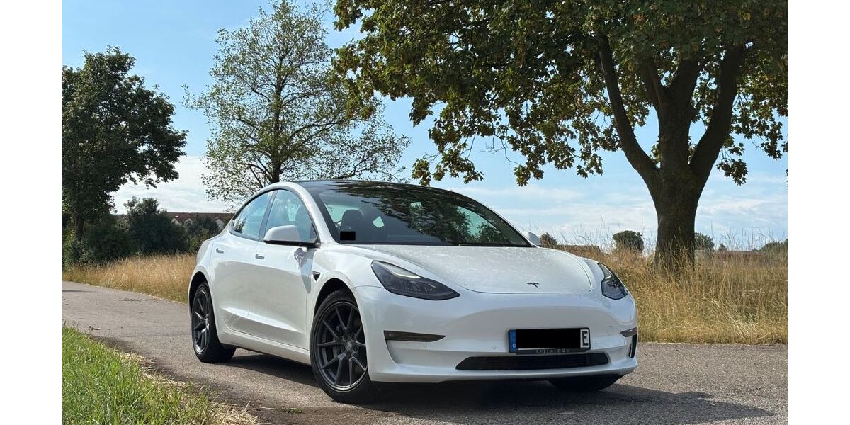 Tesla Model 3 137.869 km 24.400 &euro; Asperg 71679